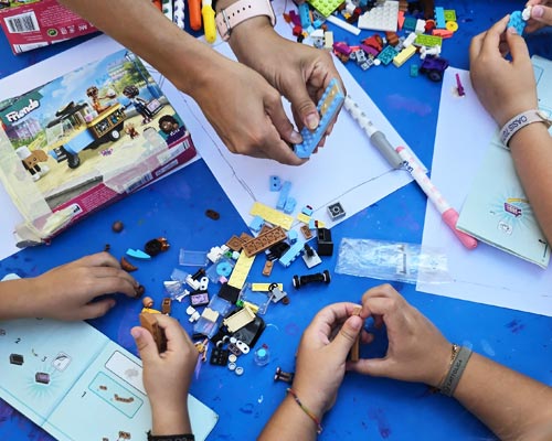 Bambini che giocano con i lego