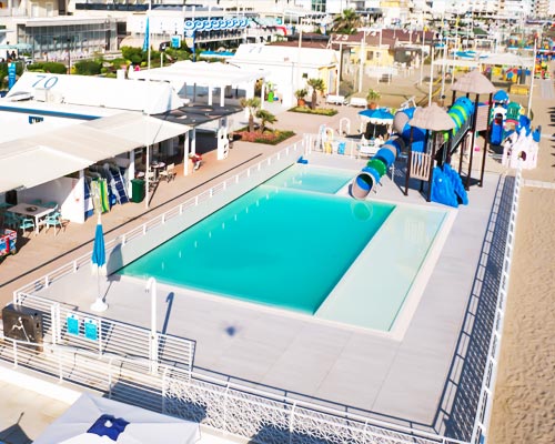 Overview of the beach and swimming pool