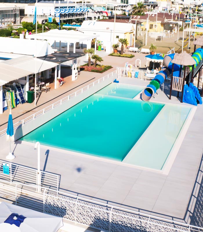 Panoramica della piscina in spiaggia